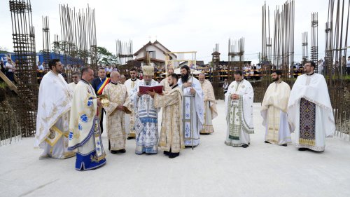 Piatră de temelie pentru o nouă biserică în Tărlungeni, Brașov Poza 259895