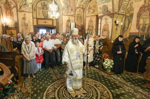 Popasuri de rugăciune și sfințire la biserici din ținutul Vrancei Poza 259985