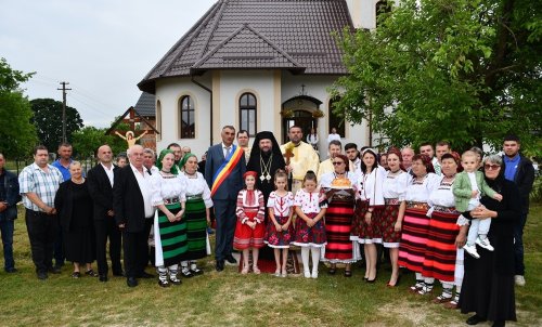 Sfințire și vizită arhierească în comunități din Caraș-Severin Poza 260007