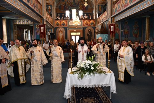 Sfințire și vizită arhierească în comunități din Caraș-Severin Poza 260010