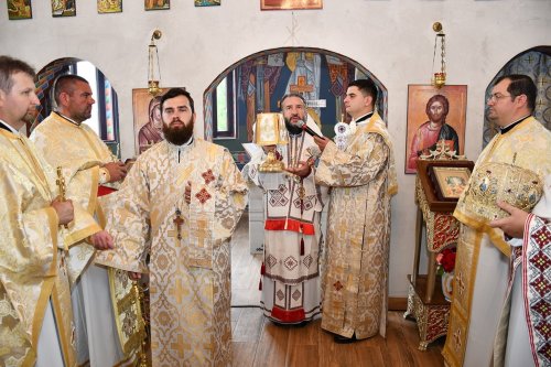Sfințire și vizită arhierească în comunități din Caraș-Severin Poza 260011