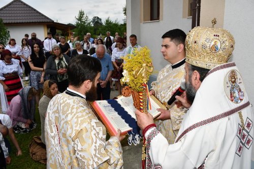 Sfințire și vizită arhierească în comunități din Caraș-Severin Poza 260013