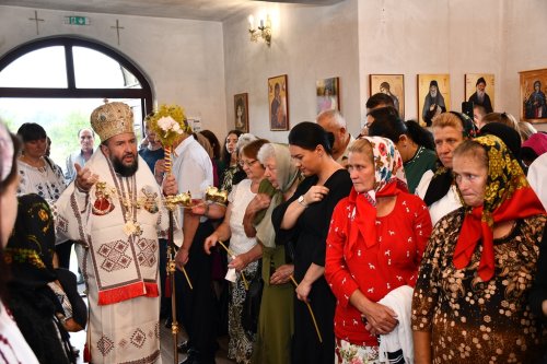 Sfințire și vizită arhierească în comunități din Caraș-Severin Poza 260015