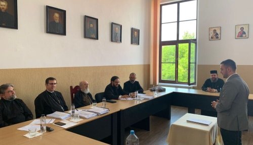 Arhiepiscopul Aradului a prezidat examenul de licență al teologilor Poza 260174