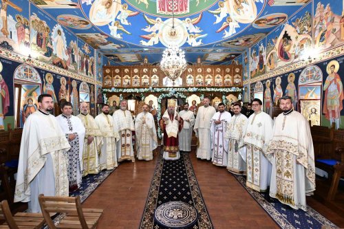 Bucuria sfințirii bisericii în parohia ilfoveană Ostrat Poza 260186