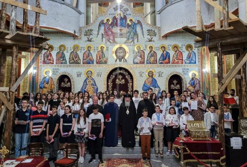 Parohia „Sfinţii Apostoli Petru și Pavel” din Mănăștur a premiat 100 de elevi cu media 10 Poza 260165