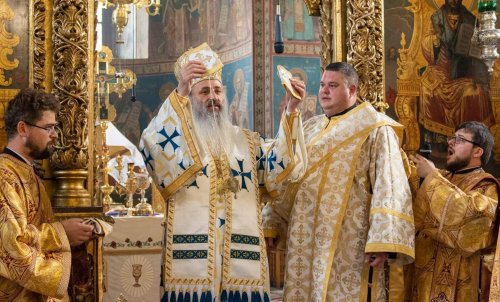 Biserica Bărboi și-a sărbătorit ocrotitorii prin Liturghie arhierească Poza 260313