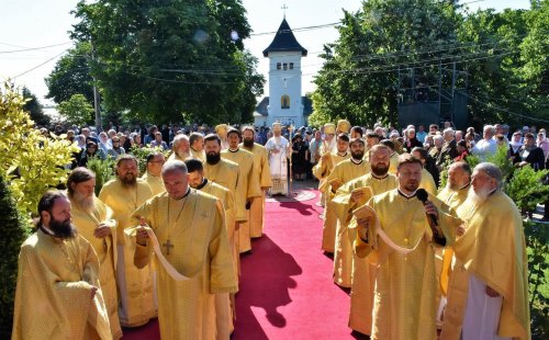 Doi mitropoliți la hramul Catedralei Episcopale din Huși Poza 260314