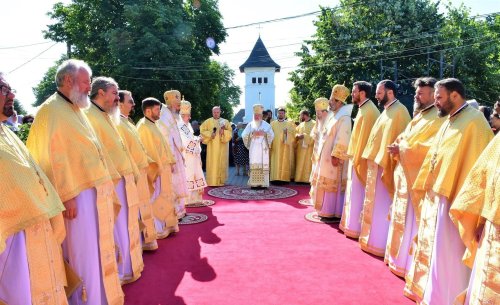 Doi mitropoliți la hramul Catedralei Episcopale din Huși Poza 260315