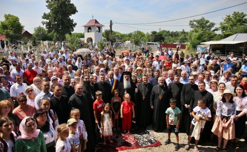 Biserica închinată Sfântului Ierarh Nicolae din Bădiuți a fost târnosită Poza 260426