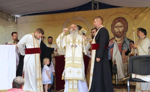 Biserica închinată Sfântului Ierarh Nicolae din Bădiuți a fost târnosită Poza 260427