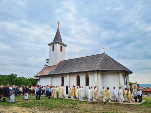 Resfințirea bisericii din localitatea clujeană Pădureni Poza 260450