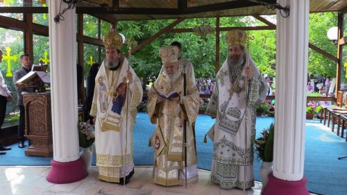 Trei ierarhi au săvârșit Sfânta Liturghie la o mănăstire arădeană Poza 260490