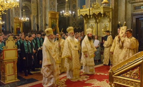 Absolvenții de teologie din Iași au depus jurământul de credință Poza 260663