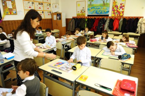 Au fost aprobate noile manuale școlare la disciplina Religie - cultul ortodox, pentru clasa a VI-a Poza 261254