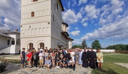Şcoală de vară pentru elevi organizată de Facultatea de Teologie Ortodoxă din Craiova Poza 261332