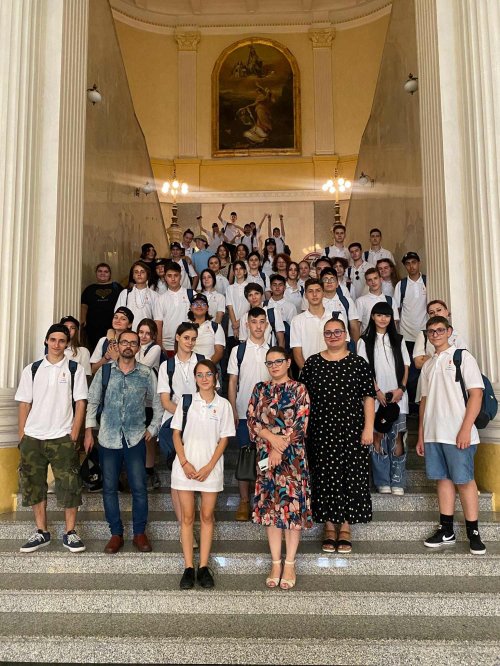 Şcoală de vară pentru elevi organizată de Facultatea de Teologie Ortodoxă din Craiova Poza 261333
