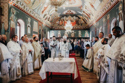 Sfințirea noii catapetesme a bisericii din Alunișu, județul Cluj Poza 261280