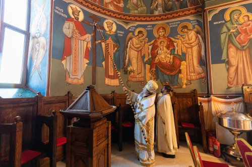 A fost sfințită pictura bisericii parohiei prahovene Gura Văii Poza 261914