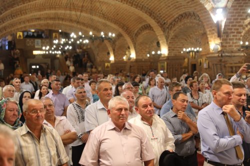 Popas de slujire și rugăciune la Catedrala Episcopală „Sfânta Treime” din Baia Mare Poza 261964