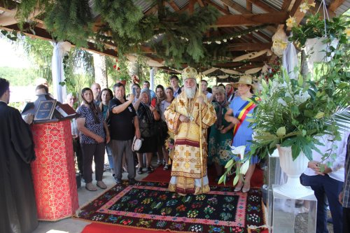 Sfințire și slujire arhierească la o parohie din Gorj Poza 261979