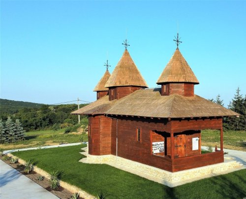 Biserica de lemn a mănăstirii vasluiene Mălinești a fost restaurată Poza 262223