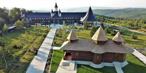 Biserica de lemn a mănăstirii vasluiene Mălinești a fost restaurată Poza 262225
