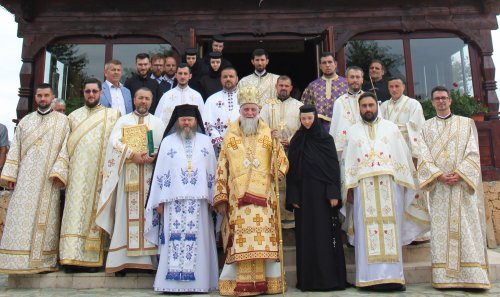 Liturghie arhierească la Mănăstirea „Sfântul Ilie”-Dobrița din județul Gorj Poza 303833