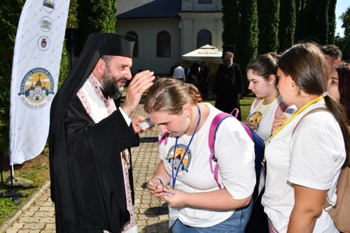 Tineri de toate vârstele în rugăciune la Bocșa Vasiova Poza 262715