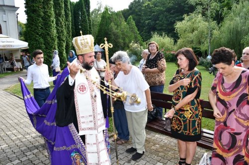 Tineri de toate vârstele în rugăciune la Bocșa Vasiova Poza 262716