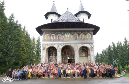 Peste 500 de tineri în „Poiana Prieteniei”, la Nemțișor Poza 263179