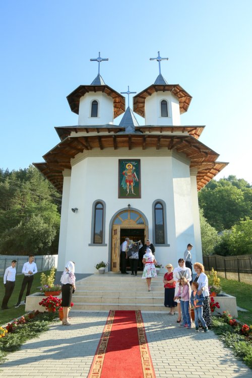 Sfințirea picturii bisericii Parohiei Rotilești din Vrancea Poza 263475