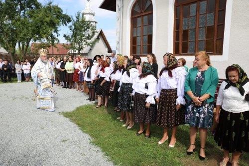 Sfânta Liturghie în Vişeu de Mijloc şi binecuvântarea casei parohiale Poza 263563