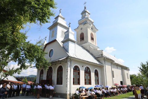 Sfânta Liturghie în Vişeu de Mijloc şi binecuvântarea casei parohiale Poza 263564