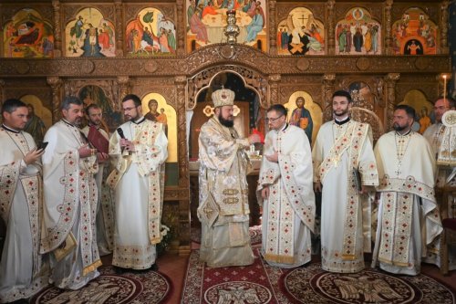 Slujbă de reîntemeiere a Sfintei Mese și sfințire de iconostas la Gălpâia, Sălaj Poza 263553