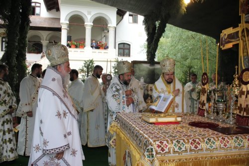 Mii de credincioşi la hramul Mănăstirii Lainici Poza 264227