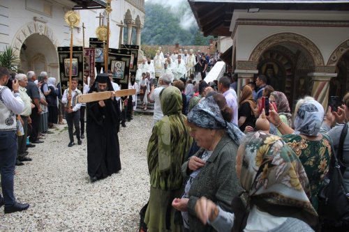 Mii de credincioşi la hramul Mănăstirii Lainici Poza 264228