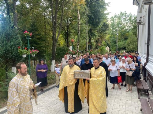Cinstirea sfântului ocrotitor al Parohiei „Miron Patriarhul” din București Poza 264341