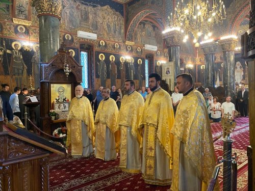 Cinstirea sfântului ocrotitor al Parohiei „Miron Patriarhul” din București Poza 264343