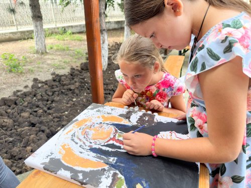 Atelier de pictură dedicat copiilor dintr-o localitate buzoiană Poza 264533