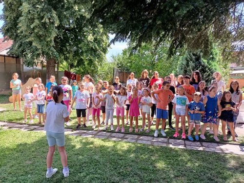 „Copiii și tinerii în tinda bisericii”, la şcoala de vară de la Velența I Oradea Poza 264500