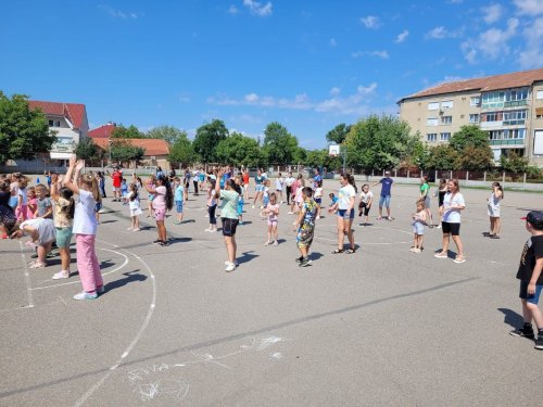 „Copiii și tinerii în tinda bisericii”, la şcoala de vară de la Velența I Oradea Poza 264501