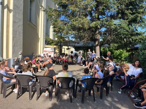 „Copiii și tinerii în tinda bisericii”, la şcoala de vară de la Velența I Oradea Poza 264502