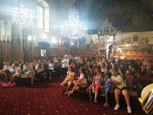 „Copiii și tinerii în tinda bisericii”, la şcoala de vară de la Velența I Oradea Poza 264503