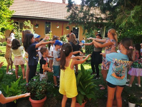 „Copiii și tinerii în tinda bisericii”, la şcoala de vară de la Velența I Oradea Poza 264505