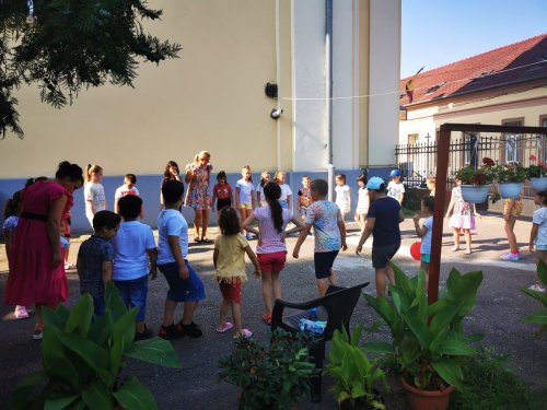 „Copiii și tinerii în tinda bisericii”, la şcoala de vară de la Velența I Oradea Poza 264506