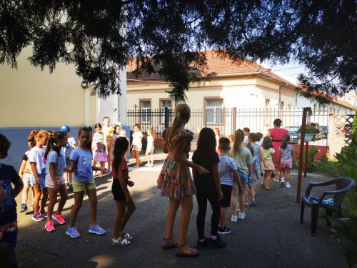 „Copiii și tinerii în tinda bisericii”, la şcoala de vară de la Velența I Oradea Poza 264507