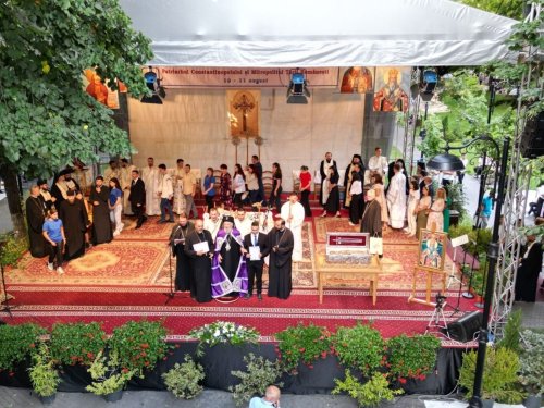 Rugăciune și comuniune la sărbătoarea ocrotitorului Arhiepiscopiei Târgoviștei Poza 264591