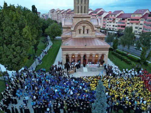 Rugăciune și comuniune la sărbătoarea ocrotitorului Arhiepiscopiei Târgoviștei Poza 264592