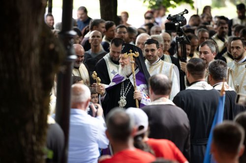Rugăciune și comuniune la sărbătoarea ocrotitorului Arhiepiscopiei Târgoviștei Poza 264596
